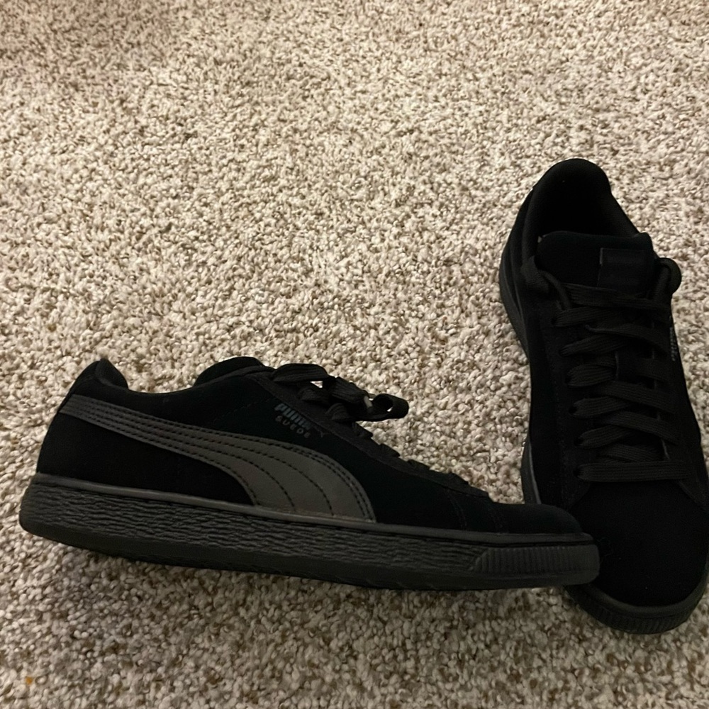 Black Puma sneakers, suede, Mens size 5.5